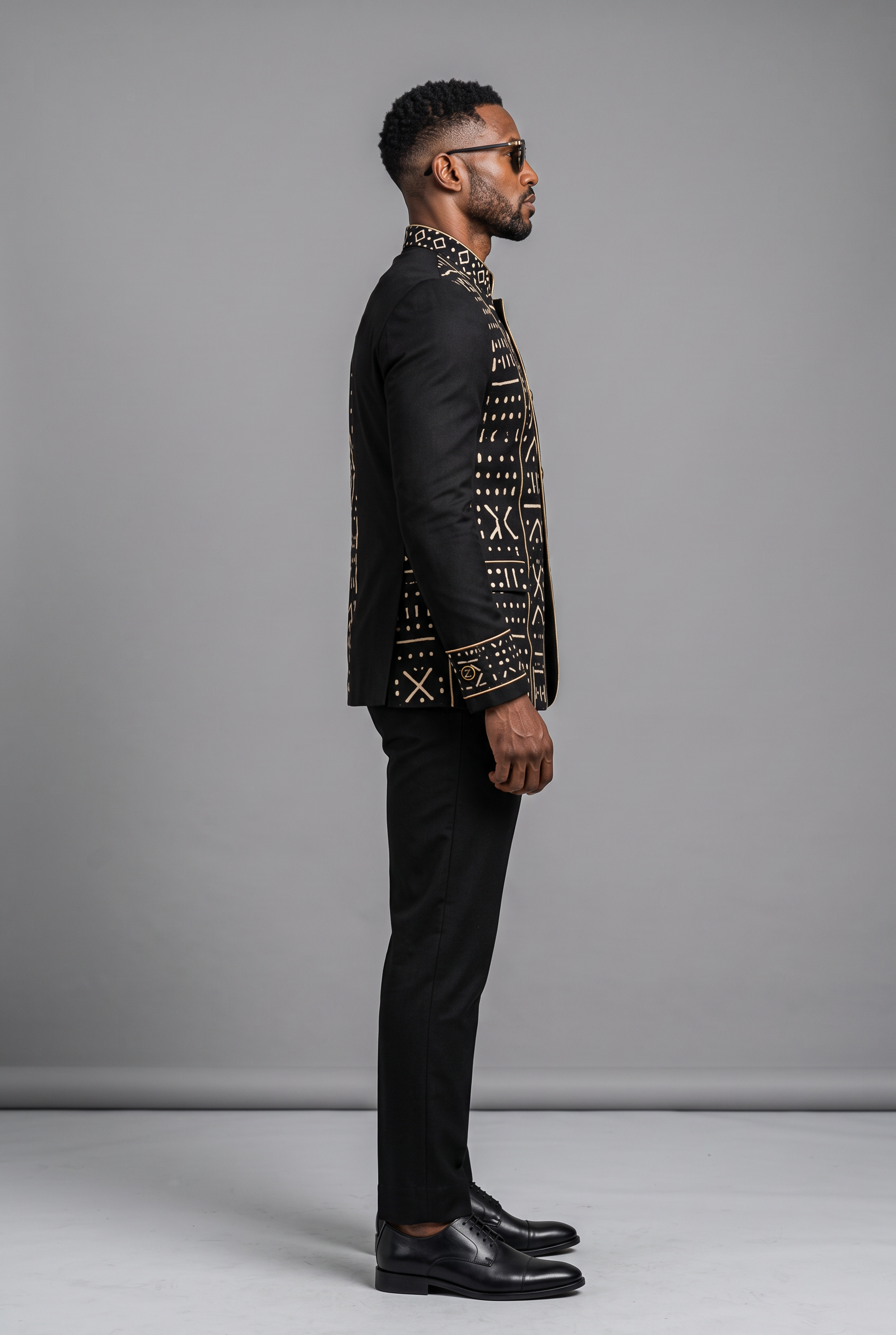 Redefined Heritage Suit · Onyx Black — Men, 03 Right (view 3 of 7). Right profile: waist shaping, pocket line and the house Z mark.