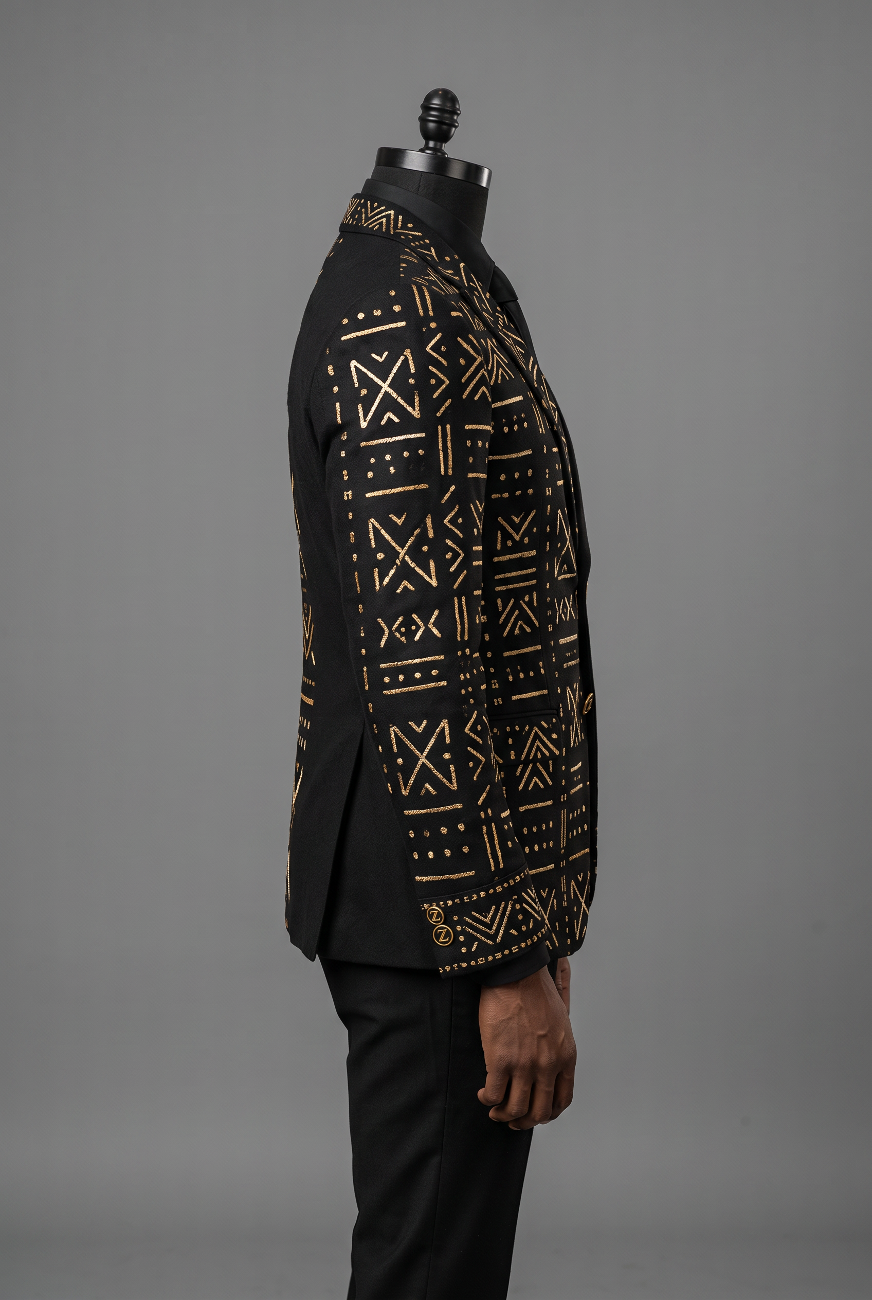 Heritage Thread Suit · Mud Black — Men, 03 Right (view 3 of 7). Right profile: waist shaping, pocket line and the house Z mark.