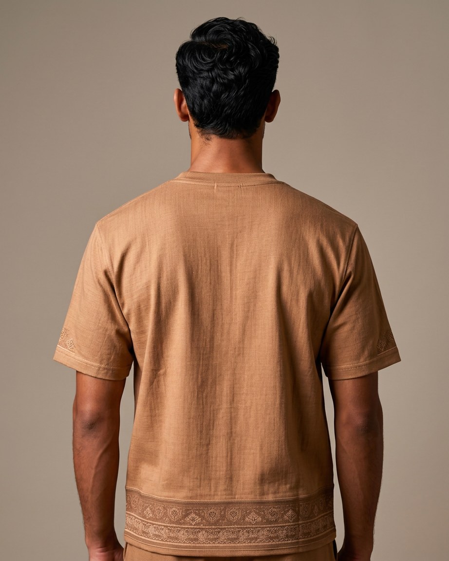 Earth Roots Tee — Men, 04 Back (view 4 of 7). Back view: yoke, centre seam and the hem finish.