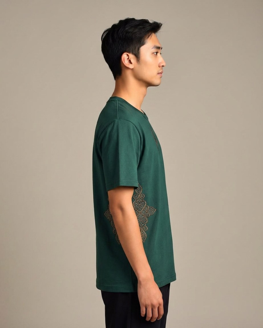 Forest Spirit Tee — Men, 03 Right (view 3 of 7). Right profile: waist shaping, pocket line and the house Z mark.